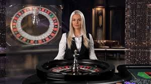 မြန်မာ ကစားသမားများ p61slot ကတ်ဂိမ်း မိုဘိုင်းဖုန်းဖြင့် ကစားနေစဉ်
